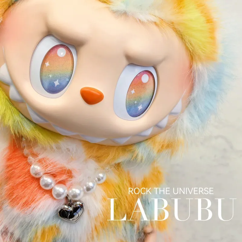 POP MART, LABUBU LES MONSTRES (Série High Energy Ahead), ROCK THE UNIVERSE (Telure rayée, rendu), Collier cœur, Peluche